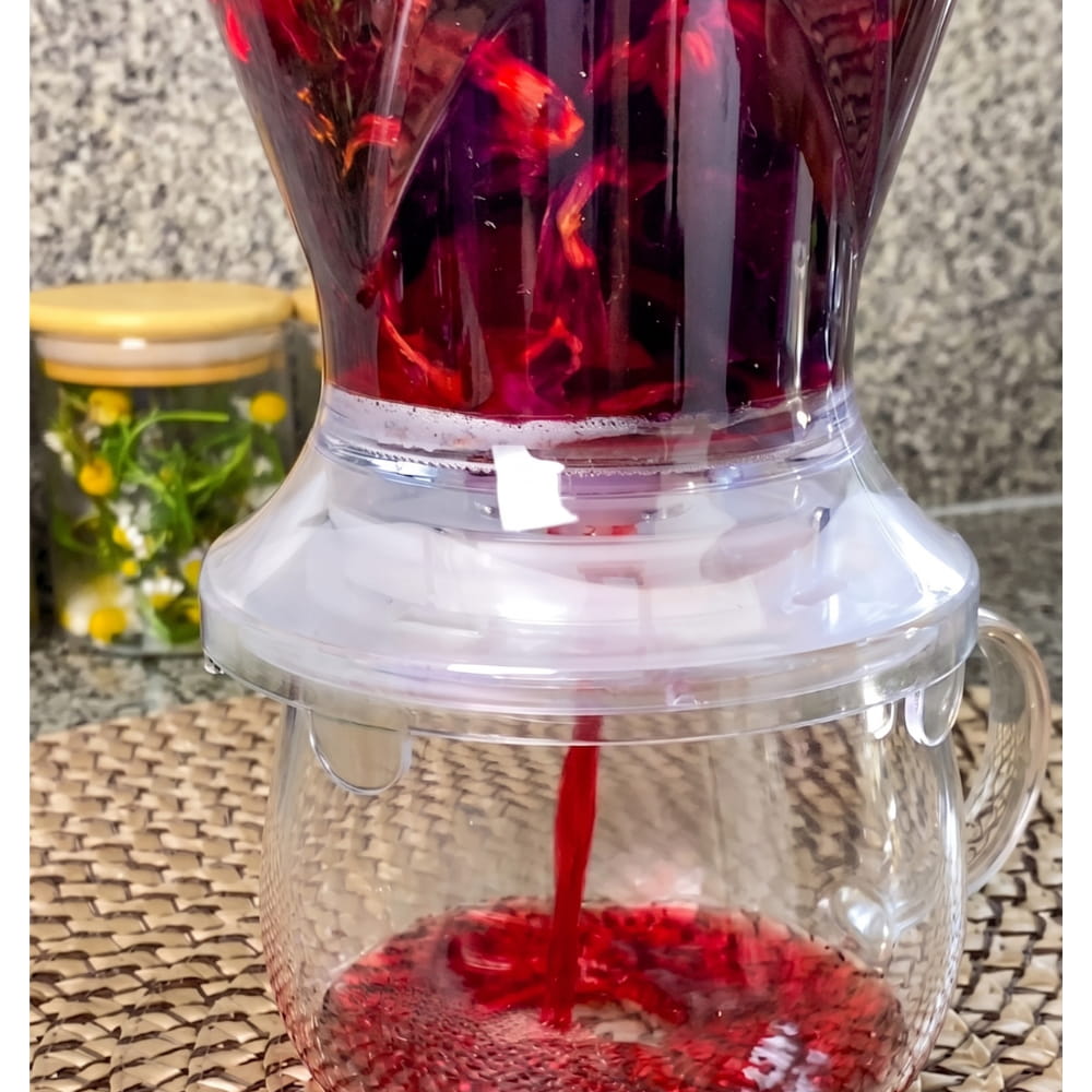 Infusor con flores de jamaica en preparación - Sorbo Perú